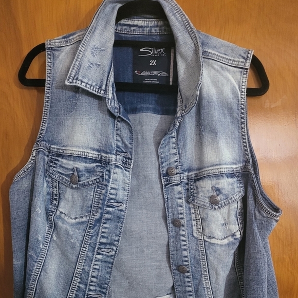 Silver 2X Jean VestThe bust is 23" in front.The length is 23 1/2" from the sho - Picture 1 of 5